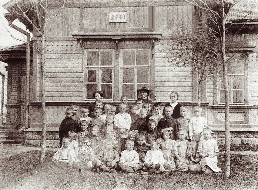Начало века .( 1906 - 1914 гг) Железнодорожная школа на станции Оредеж Начало века .( 1906 - 1914 гг) Железнодорожная школа на станции Оредеж.